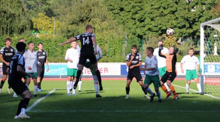 86. Minute: Luka Schmieder steigt hoch und köpft eine Ecke von Samuel Klausmann zum umjubelten 1:1 ein.