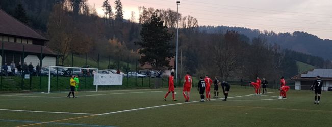 Schiedsrichter Günter Schneider sorgt dafür, dass der Strafraum frei ist, Markus Hansmann steht am Ball und bringt seinen SVH mit 3:2 auf die Siegerstraße.